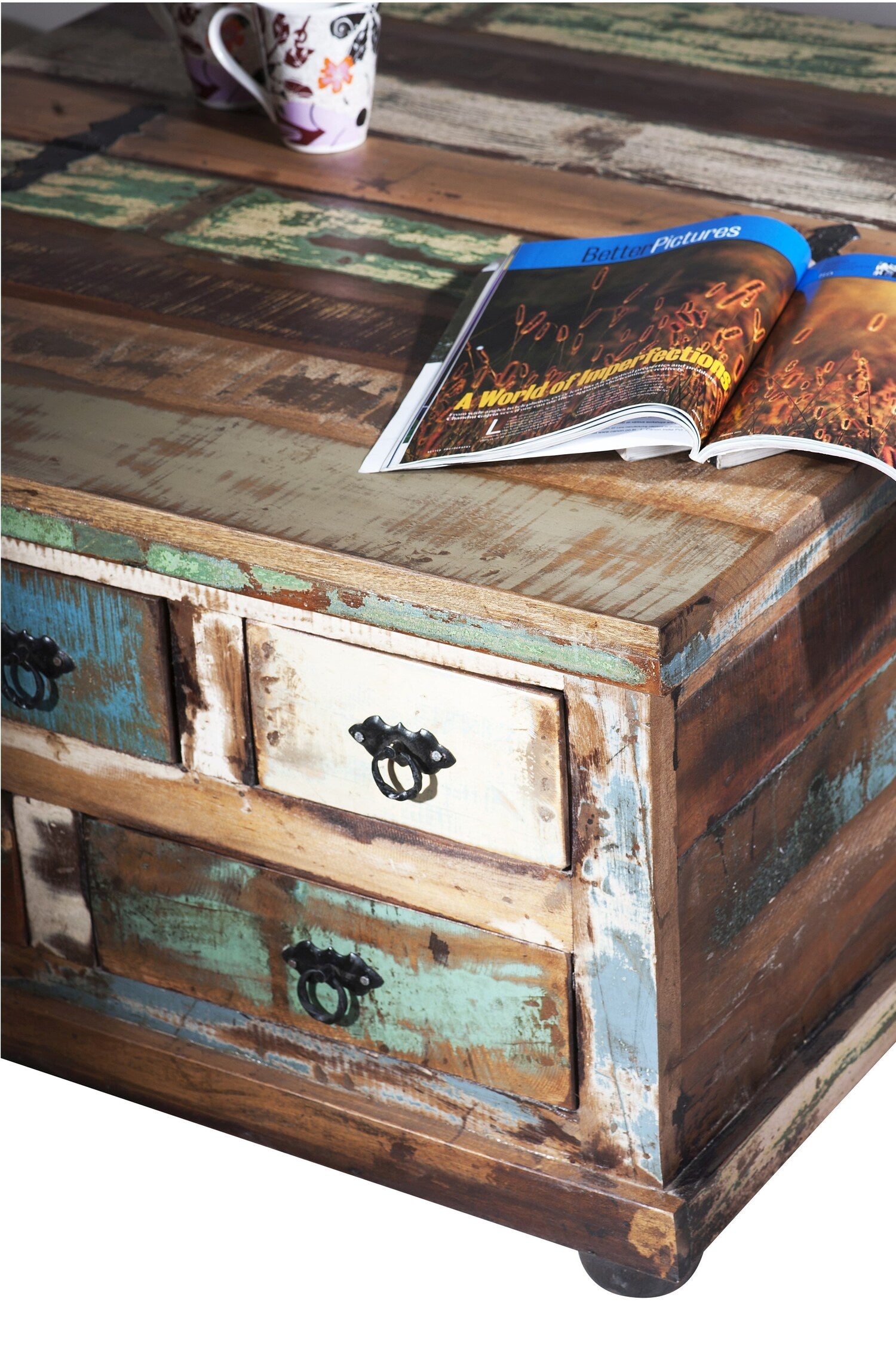 TPFLiving Couchtischtruhe Salcha Altholz mit starken Gebrauchsspuren, lackiert bunt TPFLiving Couchtischtruhe Salcha Altholz mit starken Gebrauchsspuren, lackiert bunt