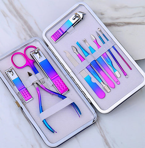 TPFBeauty Maniküre- & Pediküre-Set 12-teilig aus Kunstleder - verschiedene Farben TPFBeauty Maniküre- & Pediküre-Set 12-teilig aus Kunstleder - verschiedene Farben