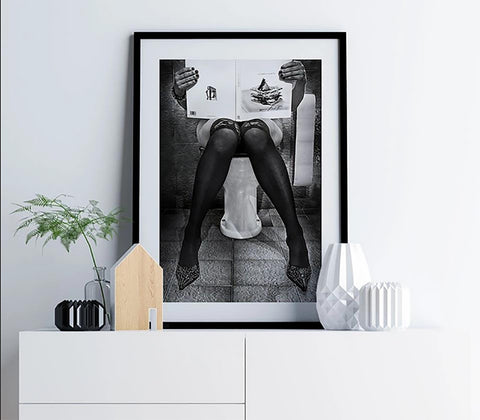 TPFLiving Poster Leinwand / Dekoration Toilette - Frau liest Zeitung - / Verschiedene Größen - OHNE Rahmen - Modell A TPFLiving Poster Leinwand / Dekoration Toilette - Frau liest Zeitung - / Verschiedene Größen - OHNE Rahmen - Modell A