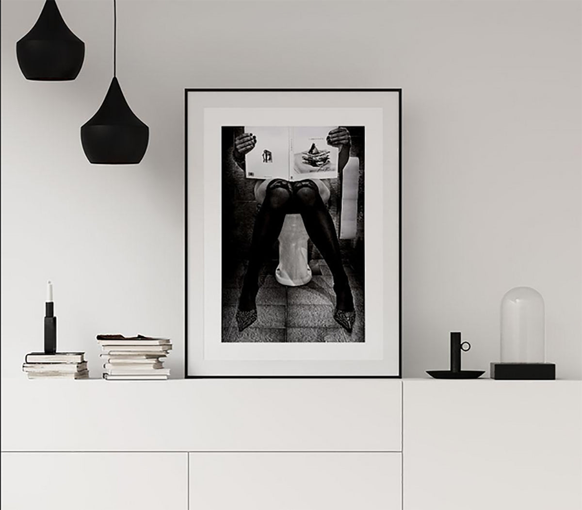 TPFLiving Poster Leinwand / Dekoration Toilette - Frau liest Zeitung - / Verschiedene Größen - OHNE Rahmen - Modell A TPFLiving Poster Leinwand / Dekoration Toilette - Frau liest Zeitung - / Verschiedene Größen - OHNE Rahmen - Modell A