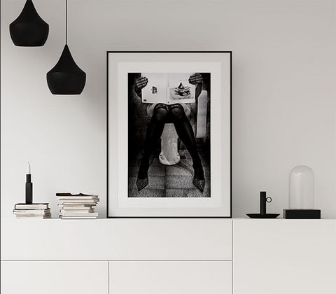 TPFLiving Poster Leinwand / Dekoration Toilette - Frau liest Zeitung - / Verschiedene Größen - OHNE Rahmen - Modell A TPFLiving Poster Leinwand / Dekoration Toilette - Frau liest Zeitung - / Verschiedene Größen - OHNE Rahmen - Modell A