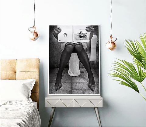 TPFLiving Poster Leinwand / Dekoration Toilette - Frau liest Zeitung - / Verschiedene Größen - OHNE Rahmen - Modell A TPFLiving Poster Leinwand / Dekoration Toilette - Frau liest Zeitung - / Verschiedene Größen - OHNE Rahmen - Modell A