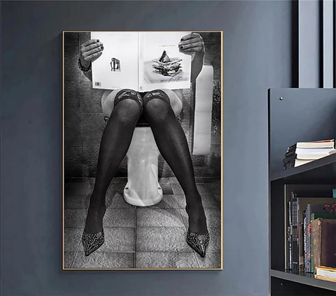 TPFLiving Poster Leinwand / Dekoration Toilette - Frau liest Zeitung - / Verschiedene Größen - OHNE Rahmen - Modell A TPFLiving Poster Leinwand / Dekoration Toilette - Frau liest Zeitung - / Verschiedene Größen - OHNE Rahmen - Modell A