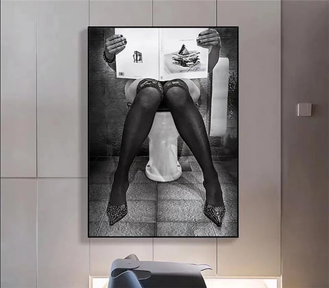TPFLiving Poster Leinwand / Dekoration Toilette - Frau liest Zeitung - / Verschiedene Größen - OHNE Rahmen - Modell A TPFLiving Poster Leinwand / Dekoration Toilette - Frau liest Zeitung - / Verschiedene Größen - OHNE Rahmen - Modell A
