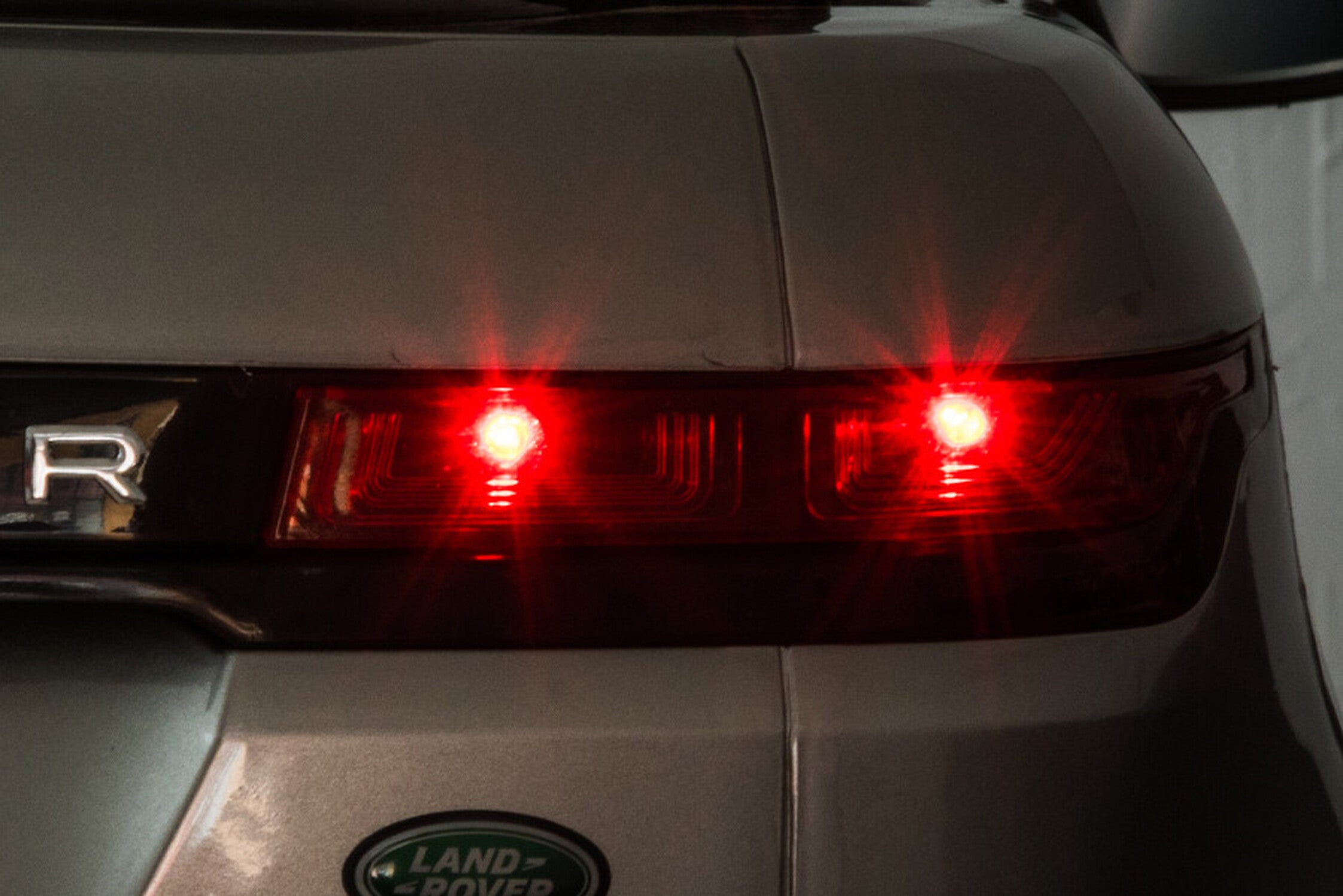 TPFLiving Elektro-Kinderauto Land Rover Discovery - Kinderauto - Elektroauto - Ledersitz und Sicherheitsgurt TPFLiving Elektro-Kinderauto Land Rover Discovery - Kinderauto - Elektroauto - Ledersitz und Sicherheitsgurt