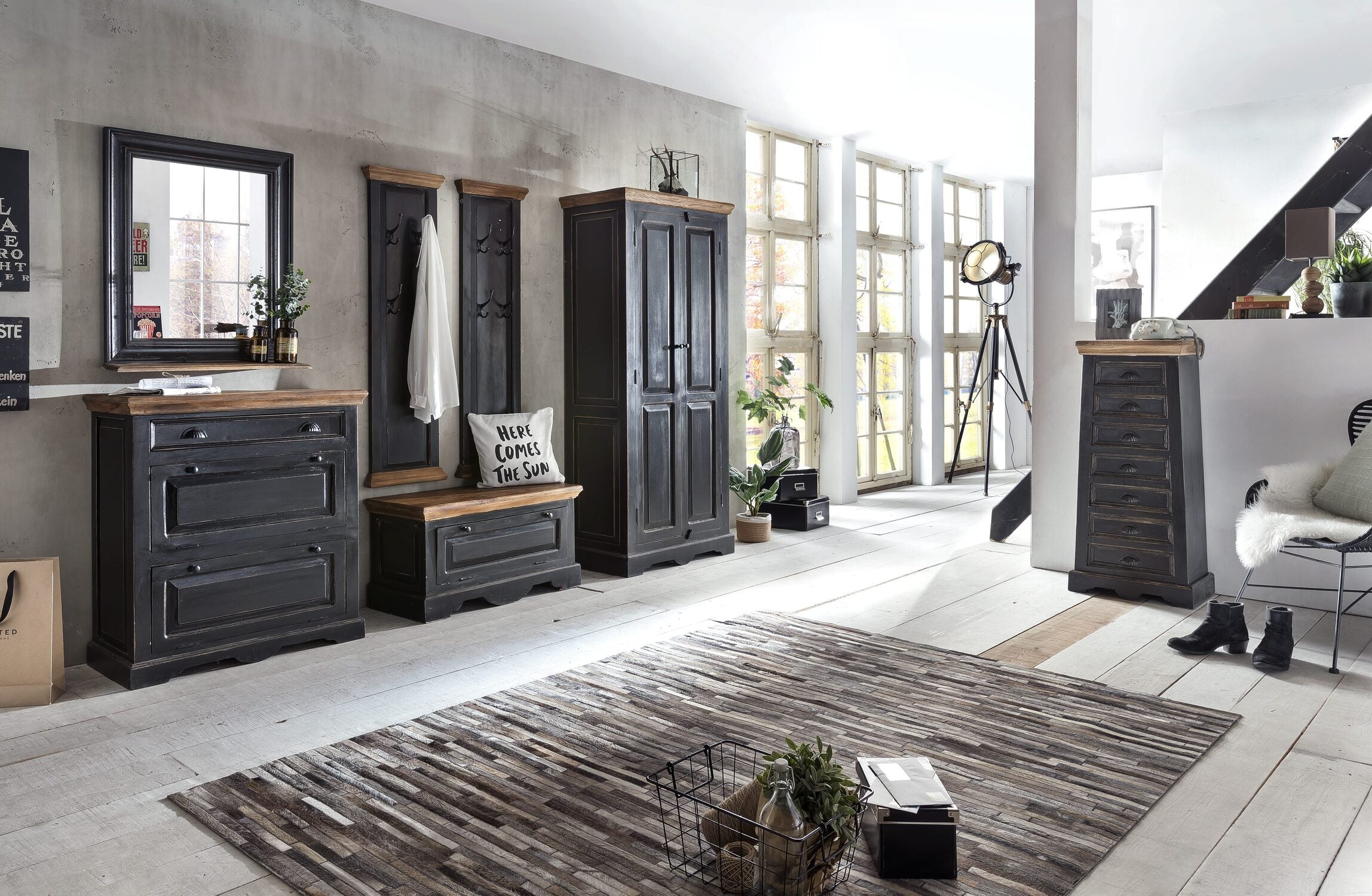 TPFLiving Schrank Auburn Mango + MDF schwarz mit honigfarbiger Deckplatte