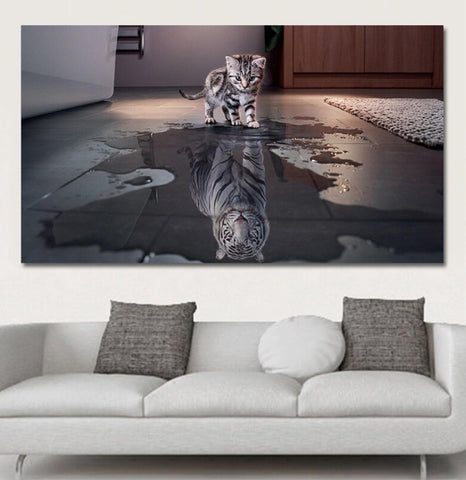 TPFLiving Poster Leinwand / Süße Katze - Tiger Reflexion im Wasser in Grau und Braun / Motiv in verschiedenen Größen - OHNE Rahmen - Modell FB036