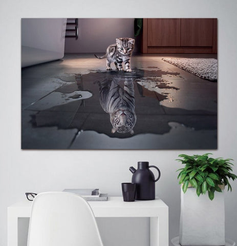TPFLiving Poster Leinwand / Süße Katze - Tiger Reflexion im Wasser in Grau und Braun / Motiv in verschiedenen Größen - OHNE Rahmen - Modell FB036